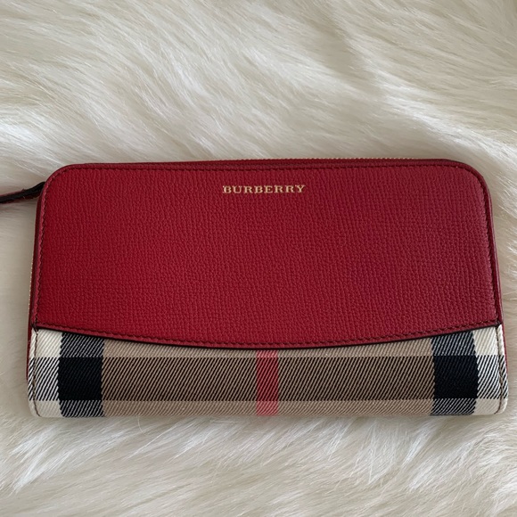 Burberry Handbags - NWT Burberry Elmore Wallet